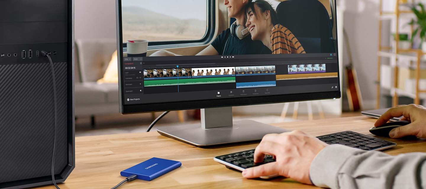 햇빛이 들어오는 방을 배경으로 나무로 된 책상 위에 사람이 각각 키보드와 마우스 위에 손을 올려놓고 모니터로 작업을 하고 있는&nbsp;이미지입니다.&nbsp;이미지 왼쪽 부분에는 외장 SSD가 케이블로 연결되어 있습니다.