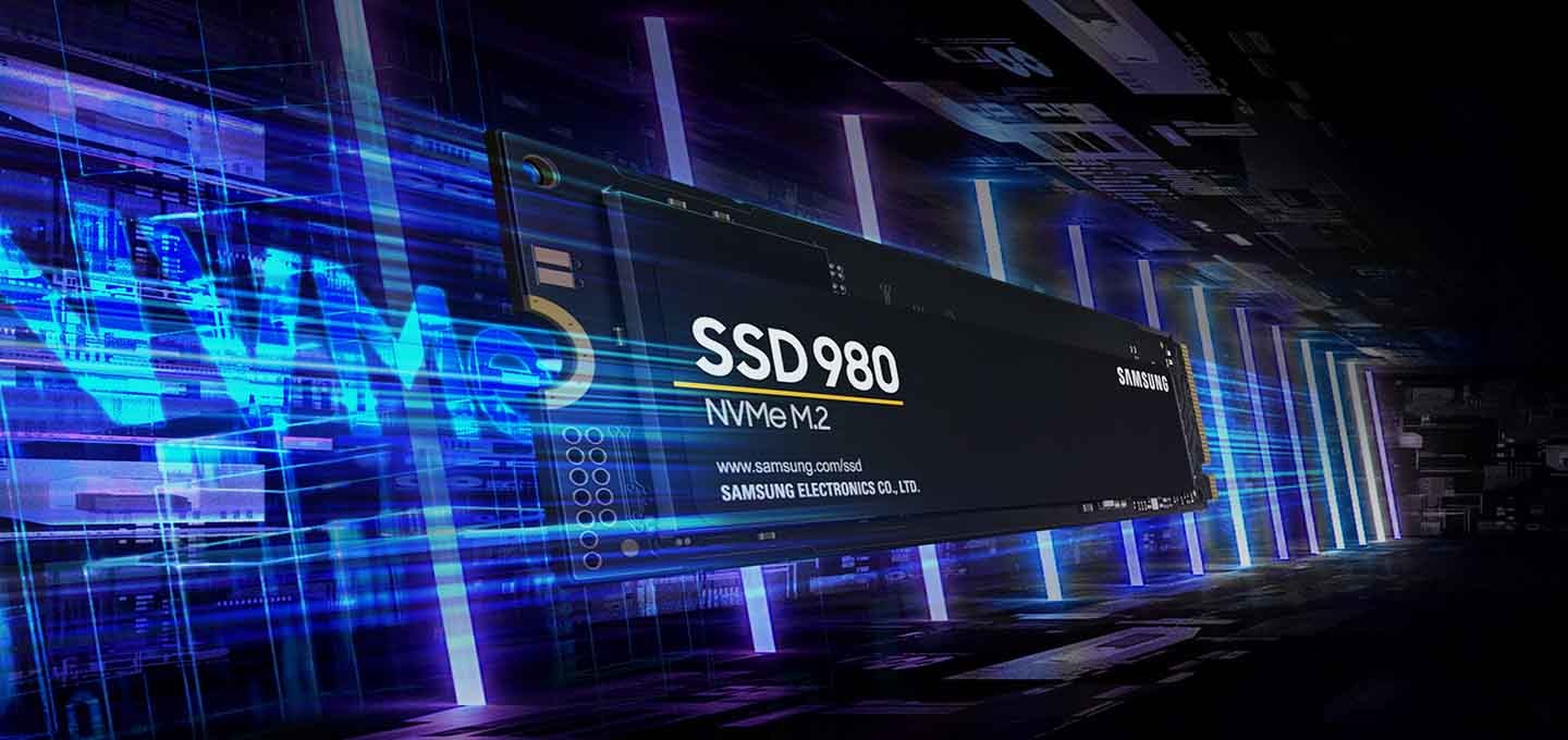 검정색 배경에 980 SSD 제품 이미지가 오른쪽 뒷부분으로 기울어져 이미지 중간에 위치하고 있습니다. 제품 이미지 왼쪽 부분은 푸른색 불빛의 선이 가로로 여러개가 그려져 있습니다. 