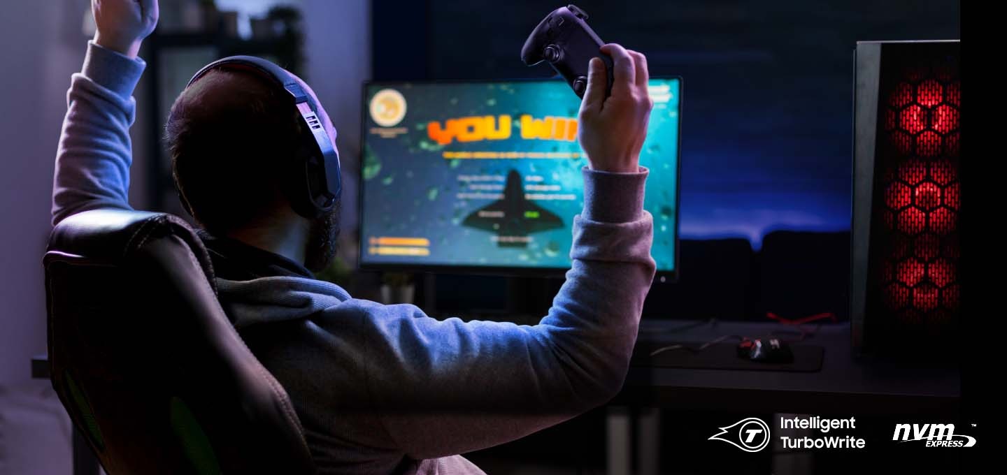 남성이 헤드셋을 끼고 게임을 하고 있고 우하단엔 Intelligent TurboWrite, nvm EXPRESS 아이콘이 보여집니다.
