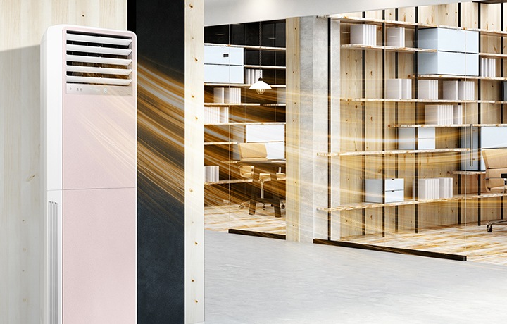 회의실이 보여지는 공간에 좌측벽에 상업용 중대형 냉난방 에어컨이 보이며 따뜻한 바람이 나오는듯한 형상이 보여지고 우측엔 유리문과 유리 벽으로된 회의실 및 사무실에 보여집니다. 