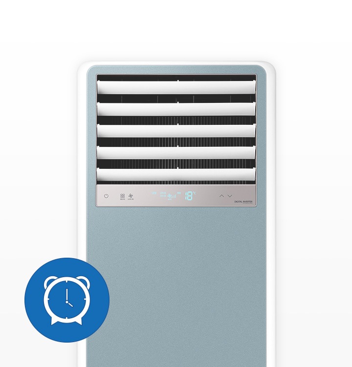 에어컨 정면 상단부가 보여지며, 전원이 작동중이며 좌측 아래에 시계모양의 아이콘이 보여집니다.