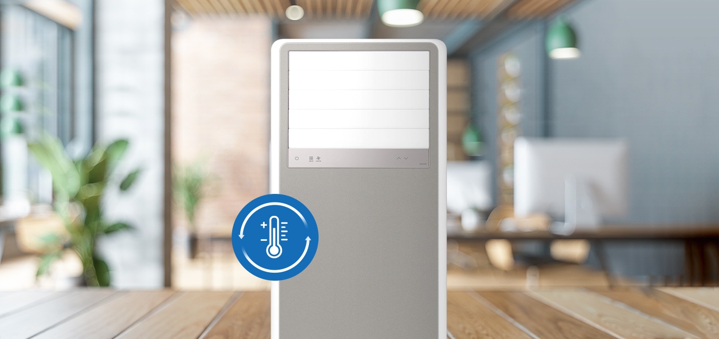 카페로 보여지는 공간에 배경은 흐릇히하게 보이며 정면엔 에어컨이 off상태로 에어컨 상단이 보여지며, 좌측엔 반려 식물이 보여지고 우측엔 테이블 위에 컴퓨터가 한대씩 놓여져 있습니다. 정면엔 에어컨 상단부가 확대되어 보이고 에어컨 좌측엔 온도계의 아이콘과 동그랗게 흘러가는 화살표가 보여집니다. 