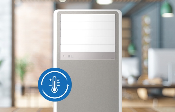 카페로 보여지는 공간에 배경은 흐릇히하게 보이며 정면엔 에어컨이 off상태로 에어컨 상단이 보여지며, 좌측엔 반려 식물이 보여지고 우측엔 테이블 위에 컴퓨터가 한대씩 놓여져 있습니다. 정면엔 에어컨 상단부가 확대되어 보이고 에어컨 좌측엔 온도계의 아이콘과 동그랗게 흘러가는 화살표가 보여집니다. 