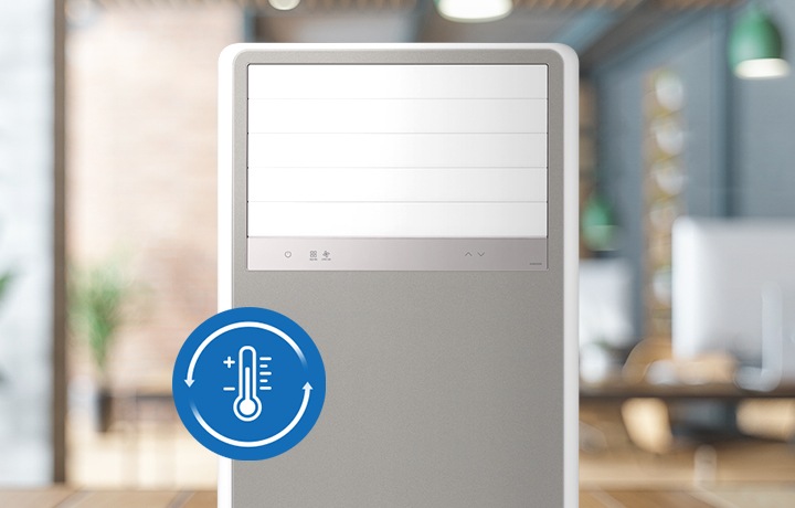 카페로 보여지는 공간에 배경은 흐릇히하게 보이며 정면엔 에어컨이 off상태로 에어컨 상단이 보여지며, 좌측엔 반려 식물이 보여지고 우측엔 테이블 위에 컴퓨터가 한대씩 놓여져 있습니다. 정면엔 에어컨 상단부가 확대되어 보이고 에어컨 좌측엔 온도계의 아이콘과 동그랗게 흘러가는 화살표가 보여집니다. 