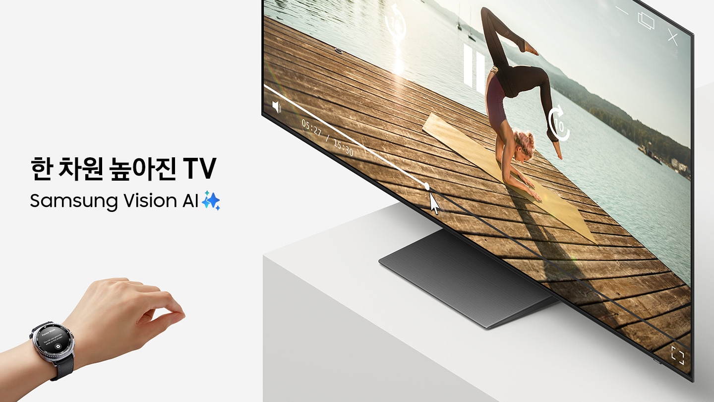 좌측에는 갤럭시 워치8 클래식을 착용한 사람의 손목이 보이고  우측에는 OLED TV가 있으며 스크린에는 요가를 하는 여성의 모습과  영상의 타임라인을 제어하는 인터페이스가 보이는, 이미지를 클릭하면 OLED TV 상세 페이지로 이동합니다.