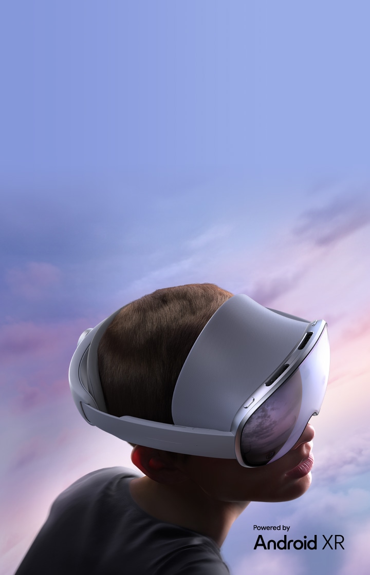 [보라색 하늘 이미지 배경에 갤럭시 XR을 착용한 사람의 옆모습 이미지]