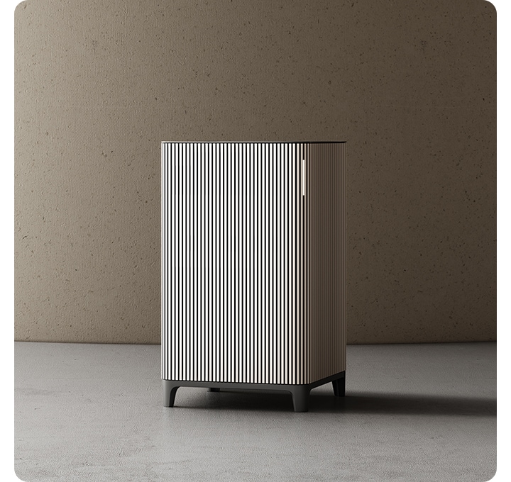 거실 대리석 바닥 위에 공기청정기 있습니다, 공기청정기 우측 뒤에는 소파가 보입니다.