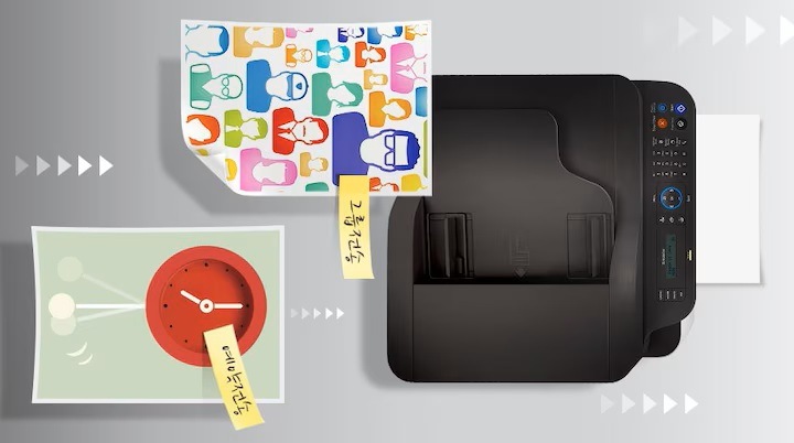 좌측에는 팩스 송신 기능인 예약 전송 (시계) 이미지와 그룹 전송 (사람들) 이미지가 보이고, 우측에는 제품 윗면이 보이고 있습니다.