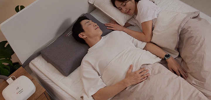 에스필로우 베개를 베고 잘 자는 남자와 잘 자는 여자 이미지