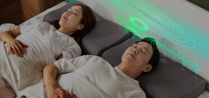 에스필로우 베개를 베고 잘자는 여자와 옆에 남자 이미지