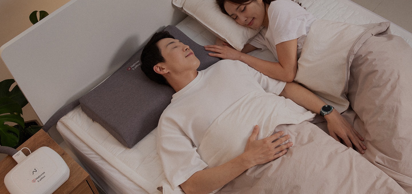 에스필로우 베개를 베고 잘 자는 남자와 잘 자는 여자 이미지