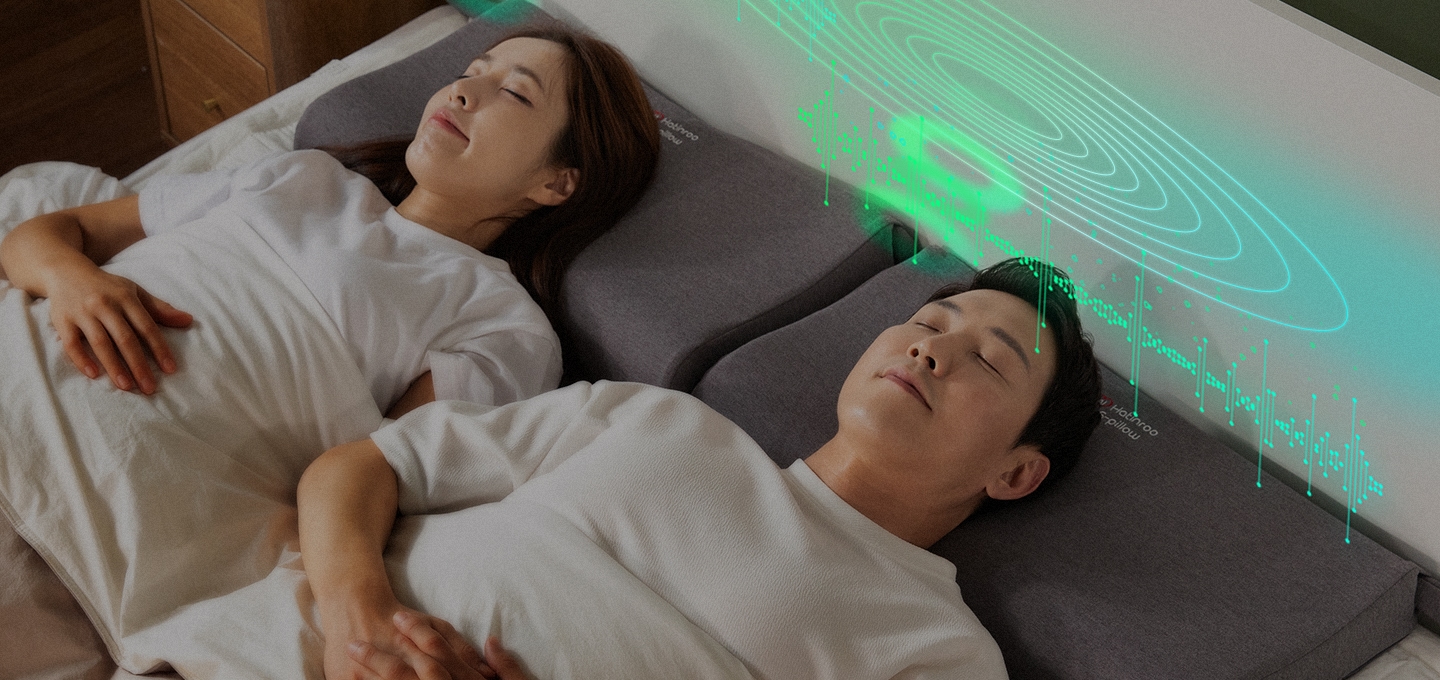 에스필로우 베개를 베고 잘자는 여자와 옆에 남자 이미지