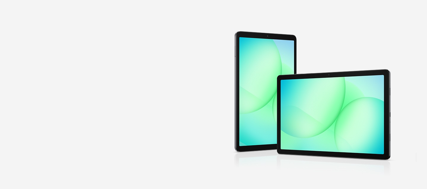 갤럭시 탭 A11과 갤럭시 탭 A11+를 나란히 놓고 정면에서 본 모습입니다. 하나는 세로 모드이고 다른 하나는 가로 모드이며, 두 기기 모두 화면에 다채로운 배경 화면이 있습니다.