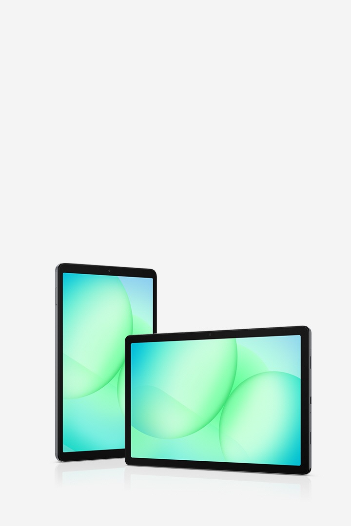 갤럭시 탭 A11과 갤럭시 탭 A11+를 나란히 놓고 정면에서 본 모습입니다. 하나는 세로 모드이고 다른 하나는 가로 모드이며, 두 기기 모두 화면에 다채로운 배경 화면이 있습니다.