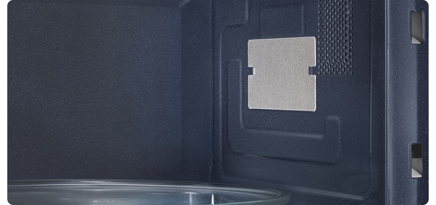 전자레인지 내부가 확대되어 보여지고 있습니다.