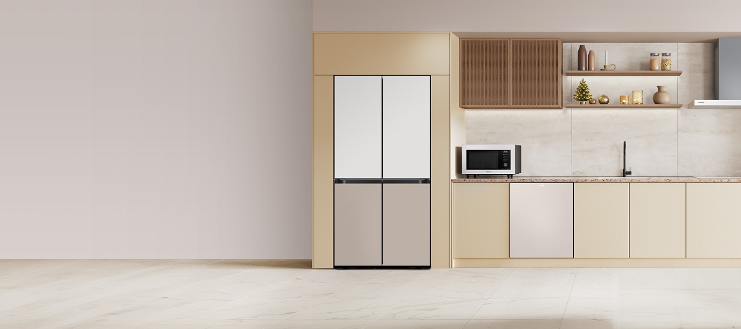 베이지색 대리석 바닥과 벽에 우드톤의 맞춤장과 키친핏 냉장고, 싱크장 안에 빌트인 식기세척기 신제품과 전자레인지 화이트 컬러가 놓여 있고, 라탄 재질의 장과 우드 벽선반에 나무로된 오브제와 연말 장식 소형 트리와 금으로된 방울, 반작이는 유리병 2개와 도자기 병과 환풍기가 있는 이미지