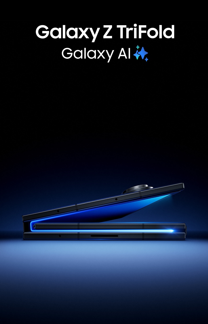 푸른 빛깔의 바닥에 놓인 갤럭시 Z 트라이폴드 제품이 펼쳐져 있고, 틈 사이로 또 다른 빛이 보인다.  제품의 왼쪽에는 Galaxy Z TriFold 제품명과 AI 로고가 적혀있다. 이미지 클릭 시 제품 상세 페이지로 이동한다.