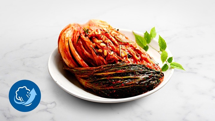 접시위에 김치가 놓여져 있으며 좌측에는 김치맛 향상을 아이콘화 하였습니다.