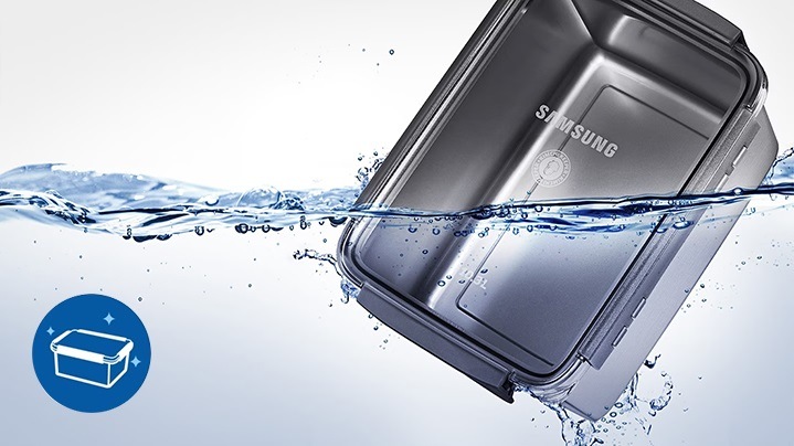 메탈쿨링 김치통이 물에 반쯤 잠겨 있으며 좌측에는 김치통을 아이콘화 하였습니다.