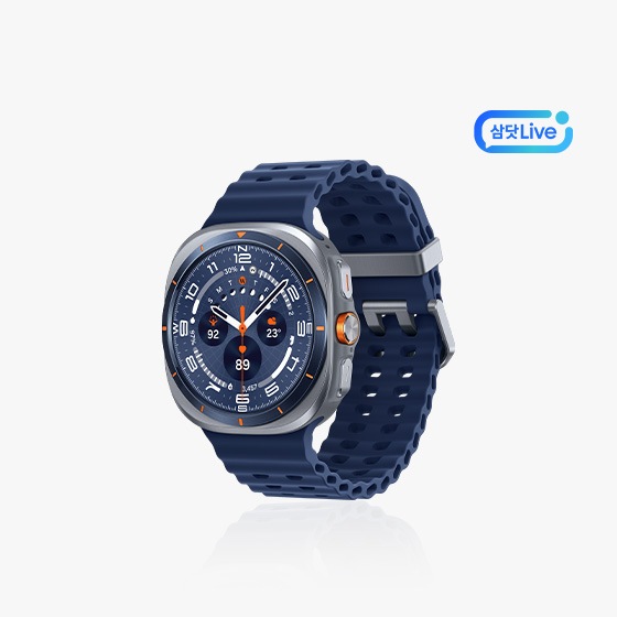 갤럭시 워치 울트라 (2025) 제품의 전면이 보이는 + 우측상단 삼닷 Live 로고