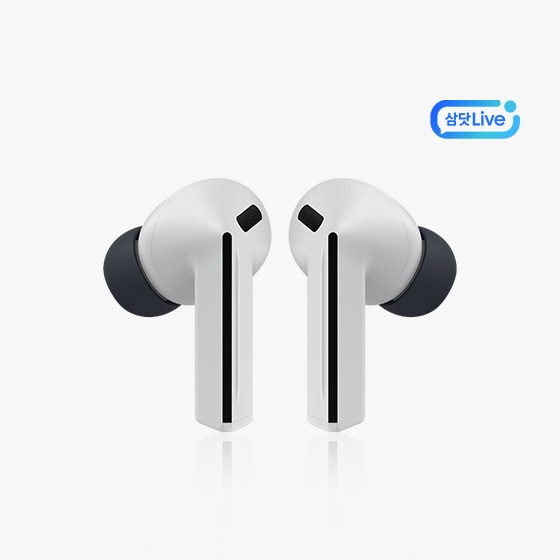 그레이 색상의 갤럭시 버즈3 FE 왼쪽, 오른쪽 제품 정면이 나란히 놓여있는