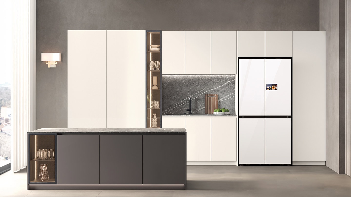 모던하고 미니멀한 디자인의 주방 인테리어. 중앙에 대리석 아일랜드와 함께, 벽면에는 화이트 컬러의 빌트인 수납장과 4도어 냉장고가 배치되어 있다.  이미지를 클릭하면 '냉장고도' 삼세페 기획전 페이지로 이동된다.