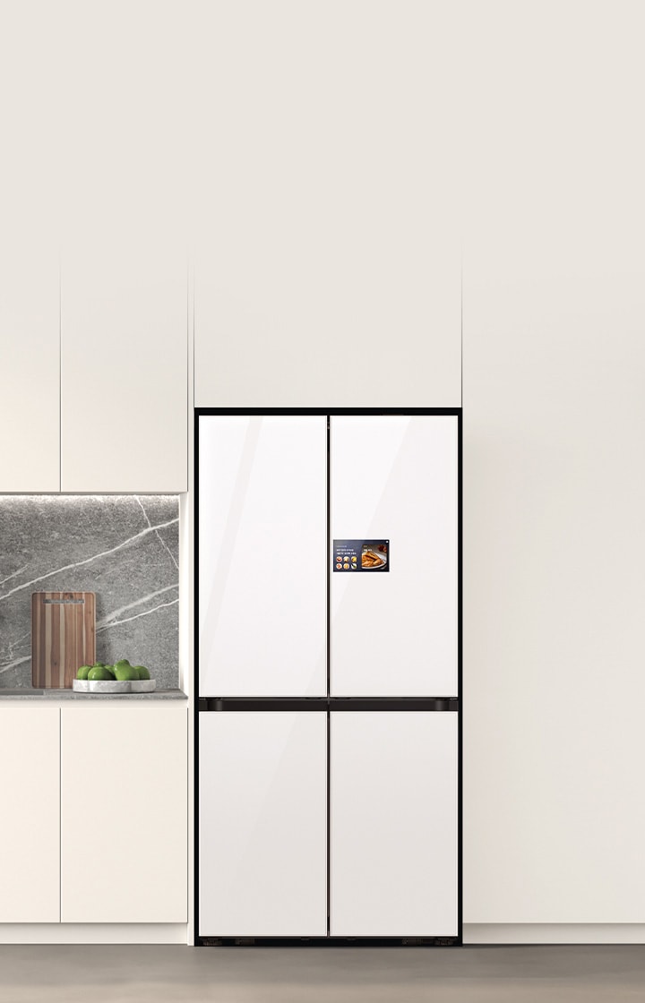 모던하고 미니멀한 디자인의 주방 인테리어. 중앙에 대리석 아일랜드와 함께, 벽면에는 화이트 컬러의 빌트인 수납장과 4도어 냉장고가 배치되어 있다.  이미지를 클릭하면 '냉장고도' 삼세페 기획전 페이지로 이동된다.