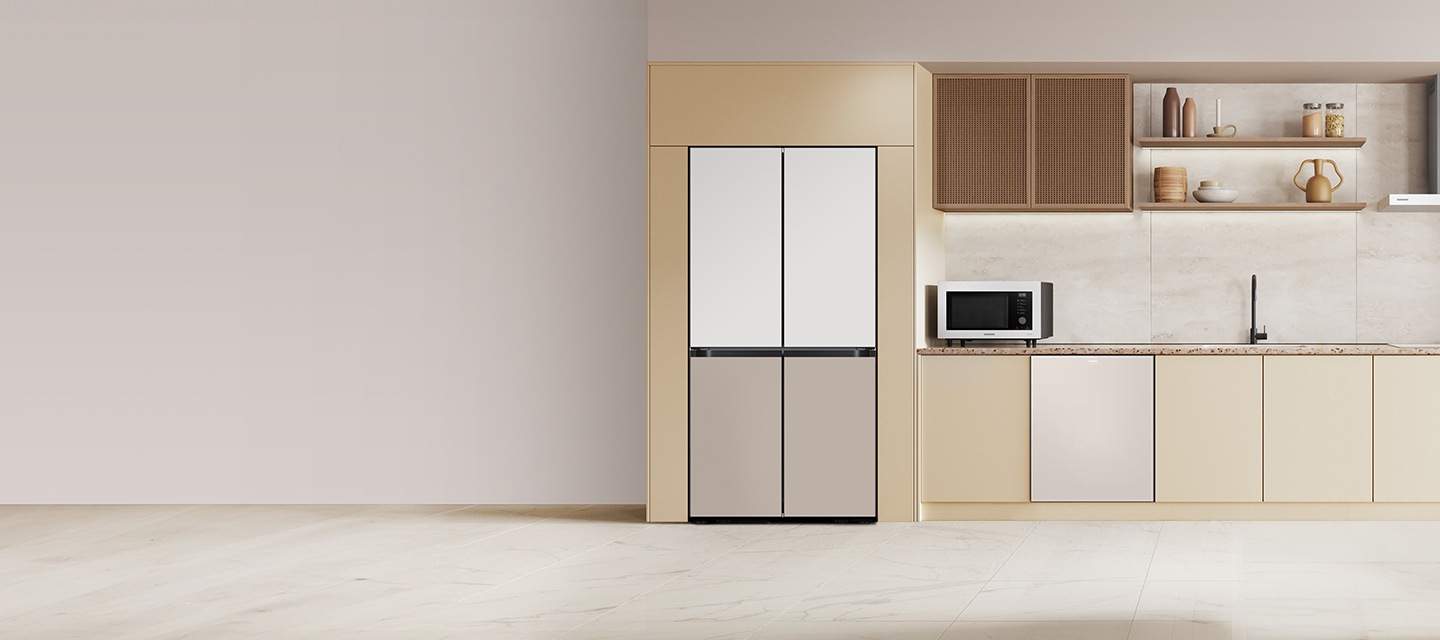베이지색 대리석 바닥과 벽에 우드톤의 맞춤장과 키친핏 냉장고, 싱크장 안에 빌트인 식기세척기 신제품과 전자레인지 화이트 컬러가 놓여 있고, 라탄 재질의 장과 우드 벽선반에 나무로된 오브제와 도자기 병과 환풍기가 있는 이미지