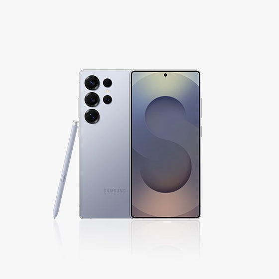 실버 블루 색상의 갤럭시 S25 울트라 후면과 전면이 겹쳐져 있으며 S자 형태의 푸른색 배경 화면에 사선으로 놓여있는 S펜이 보이는