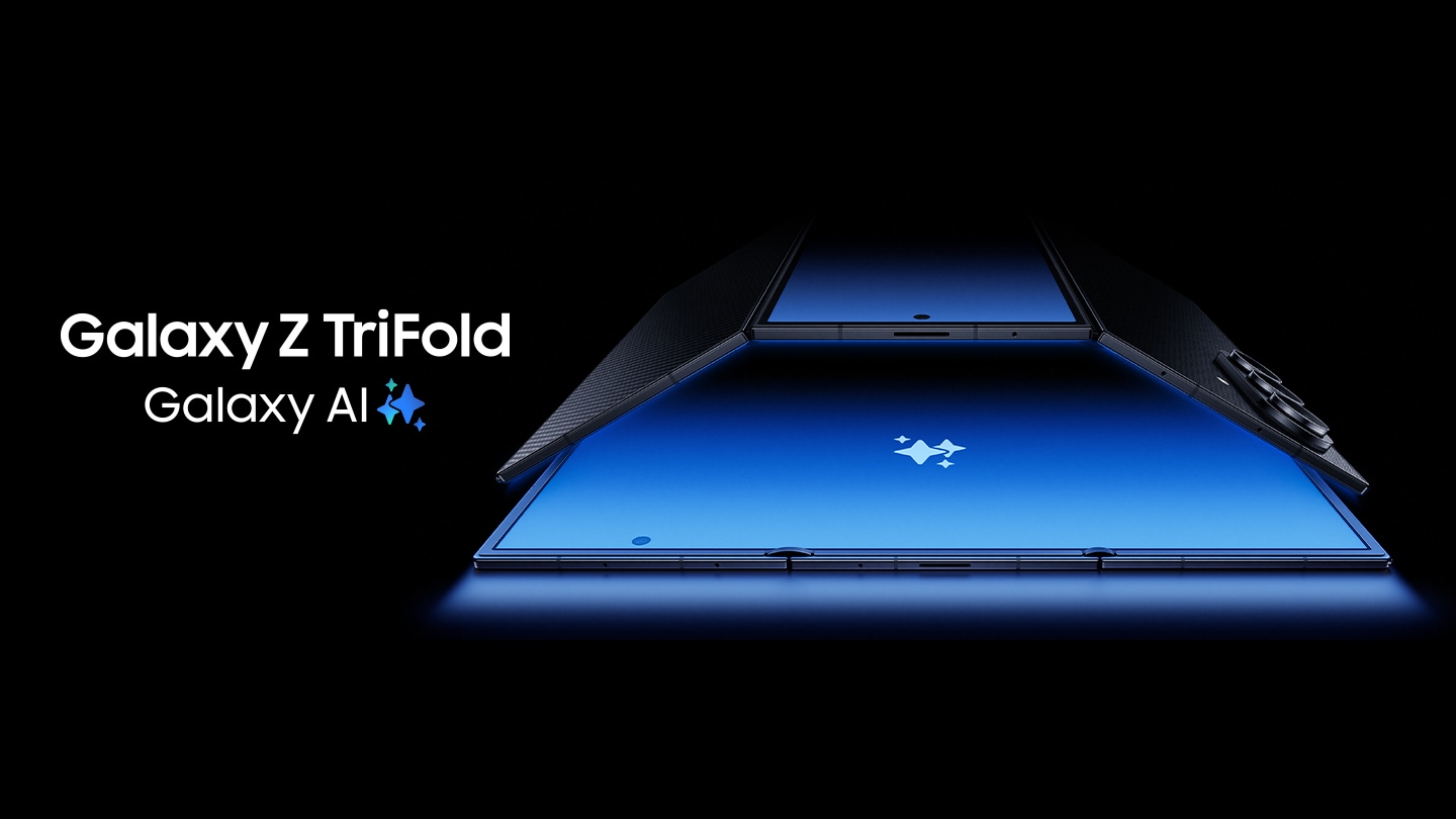 푸른 빛깔의 바닥에 놓인 갤럭시 Z 트라이폴드 제품이 펼쳐져 있고, 틈 사이로 또 다른 빛이 보인다.  제품의 왼쪽에는 Galaxy Z TriFold 제품명과 AI 로고가 적혀있다. 이미지 클릭 시 제품 상세 페이지로 이동한다.