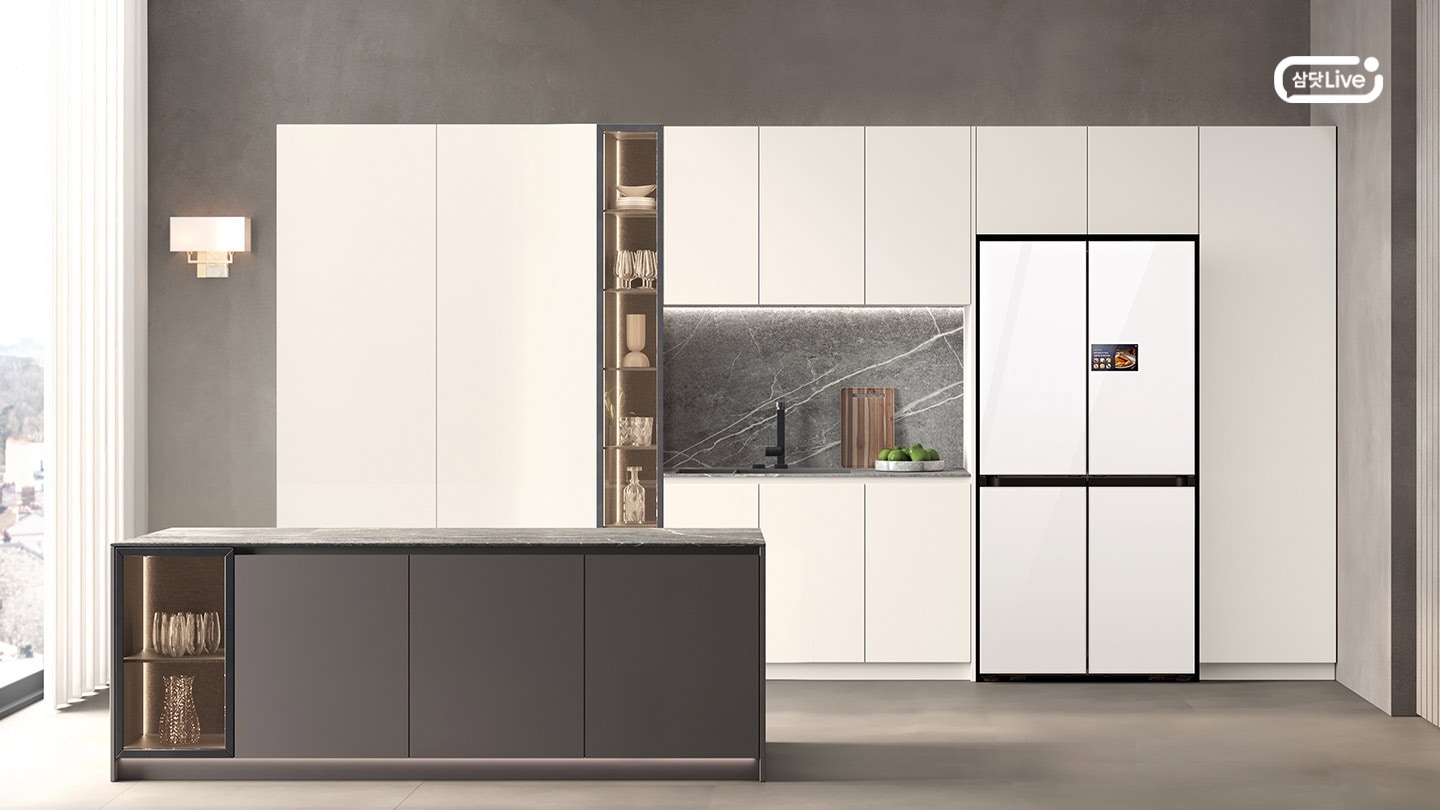 모던하고 미니멀한 디자인의 주방 인테리어. 중앙에 대리석 아일랜드와 함께, 벽면에는 화이트 컬러의 빌트인 수납장과 4도어 냉장고가 배치되어 있다.  이미지를 클릭하면 '냉장고도' 삼세페 기획전 페이지로 이동된다. + 우측상단 삼닷 Live 로고
