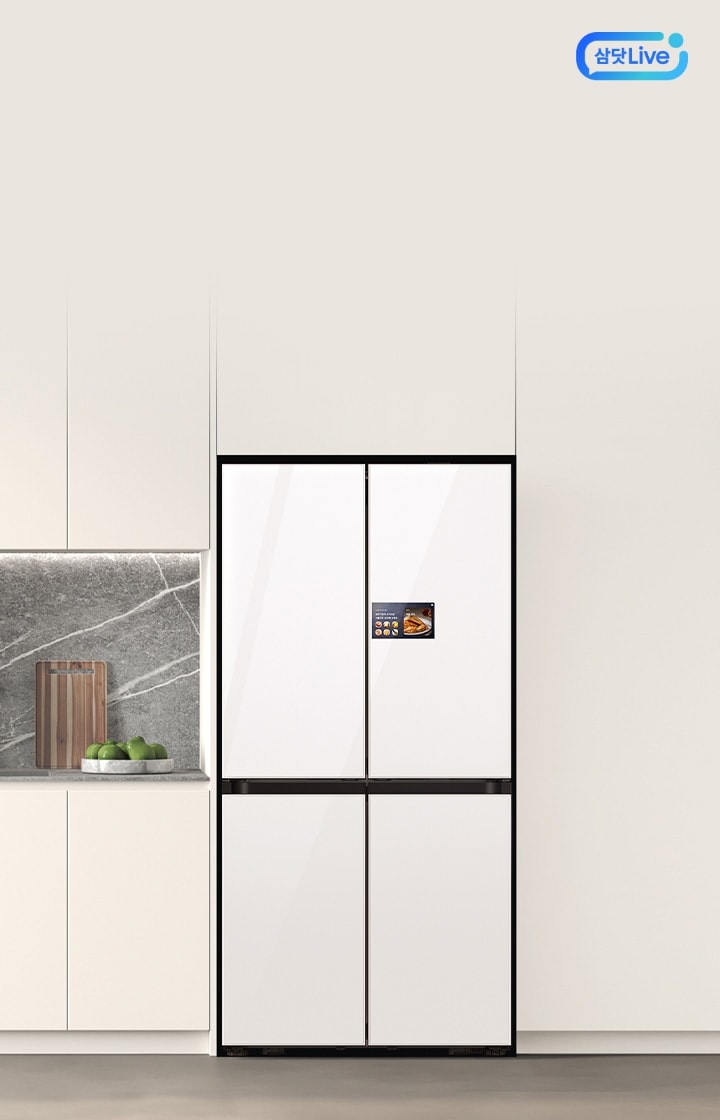 모던하고 미니멀한 디자인의 주방 인테리어. 중앙에 대리석 아일랜드와 함께, 벽면에는 화이트 컬러의 빌트인 수납장과 4도어 냉장고가 배치되어 있다.  이미지를 클릭하면 '냉장고도' 삼세페 기획전 페이지로 이동된다. + 우측상단 삼닷 Live 로고