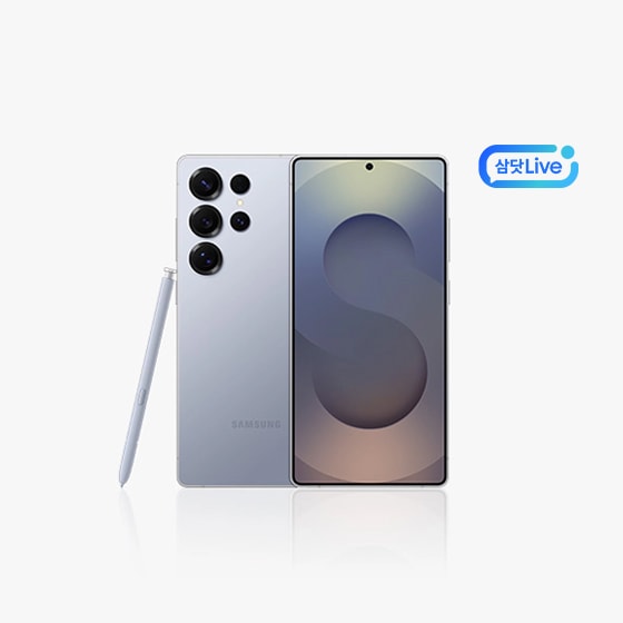 실버 블루 색상의 갤럭시 S25 울트라 후면과 전면이 겹쳐져 있으며 S자 형태의 푸른색 배경 화면에 사선으로 놓여있는 S펜이 보이는 + 우측상단 삼닷 Live 로고	