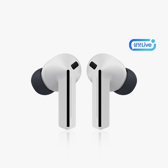 그레이 색상의 갤럭시 버즈3 FE 왼쪽, 오른쪽 제품 정면이 나란히 놓여있는 + 우측상단 삼닷 Live 로고	