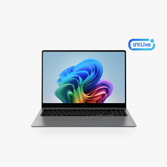 초록색 선으로된 화면이 보이는 갤럭시 북5 Pro 제품이 중앙에 놓인 이미지 + 우측상단 삼닷 Live 로고	