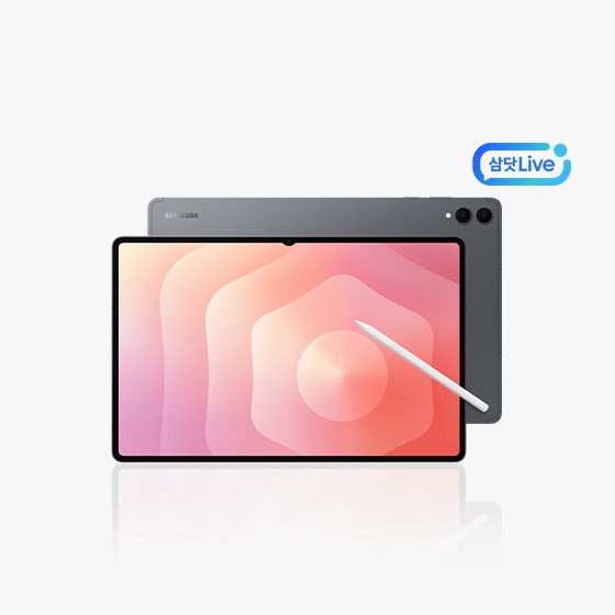 그레이 색상의 갤럭시 탭 S11 울트라 전면과 후면이 겹쳐져 있으며 분홍색 배경 화면에 사선으로 놓여있는 S펜이 보이는 + 우측상단 삼닷 Live 로고	