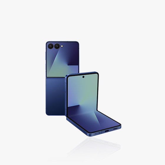 갤럭시 Z 플립7의 블루 섀도우 색상 제품이 나란히 겹쳐진 채 펼쳐져 있고, 접혀 있는