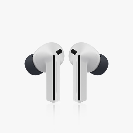 그레이 색상의 갤럭시 버즈3 FE 왼쪽, 오른쪽 제품 정면이 나란히 놓여있는