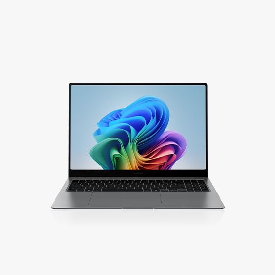 초록색 선으로된 화면이 보이는 갤럭시 북5 Pro 제품이 중앙에 놓인 이미지