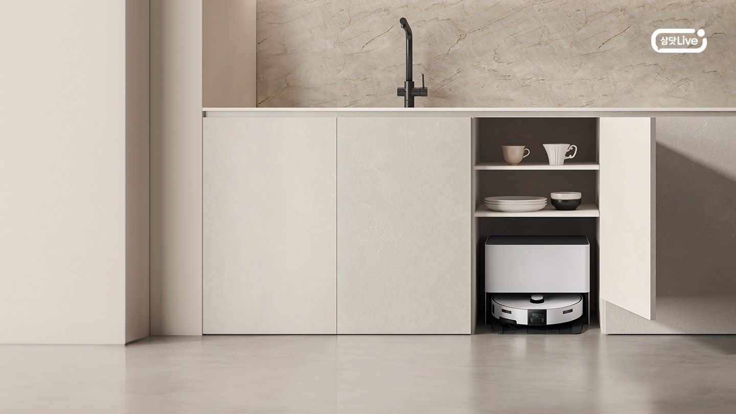 베이지톤 주방의 싱크대 하부 수납장 중 한 칸이 열려있고 그 안에는 컵과 그릇이, 최하단에는 Bespoke AI 스팀 울트라 자동 급배수 제품이 있으며 이미지를 클릭하면 청소기 기획전 페이지로 이동합니다. + 우측상단 삼닷 Live 로고