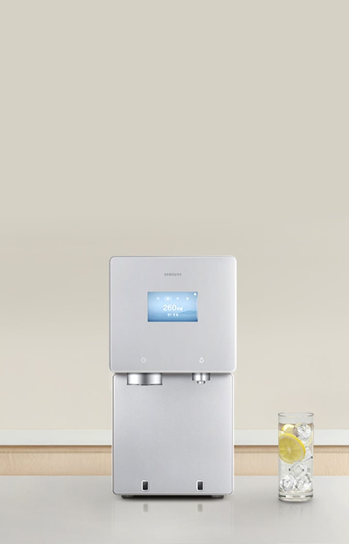 흰색 대리석 위에 회색 Bespoke AI 얼음 정수기와 얼음물이 담긴 물컵이 놓여있는 이미지.  이미지를 클릭하면 정수기 기획전 페이지로 이동합니다.