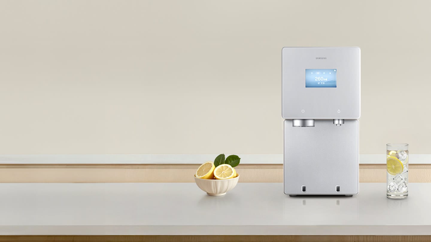 흰색 대리석 위에 회색 Bespoke AI 얼음 정수기와 얼음물이 담긴 물컵이 놓여있는 이미지.  이미지를 클릭하면 정수기 기획전 페이지로 이동합니다.