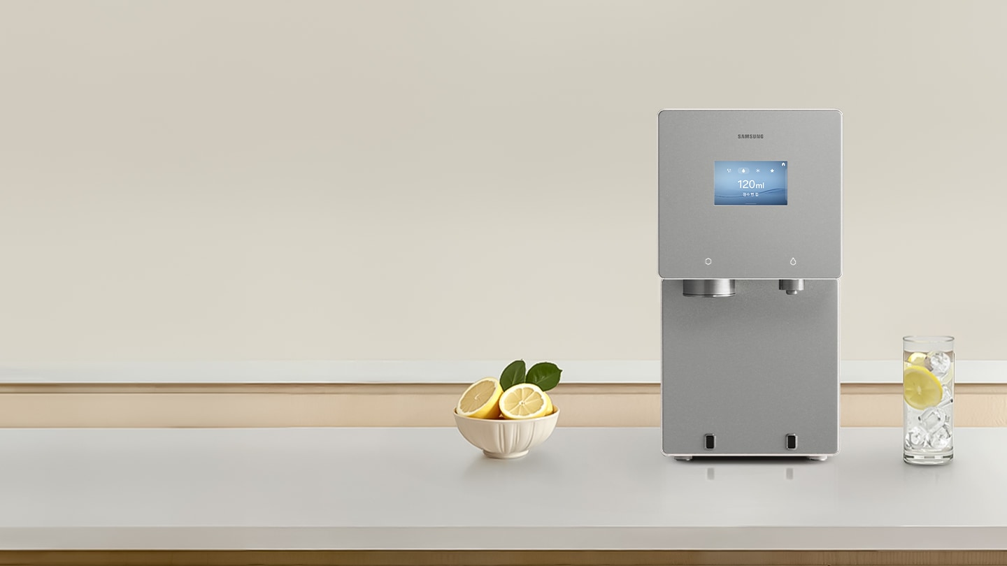 흰색 대리석 위에 회색 Bespoke AI 얼음 정수기와 얼음물이 담긴 물컵이 놓여있는 이미지.  이미지를 클릭하면 정수기 기획전 페이지로 이동합니다.