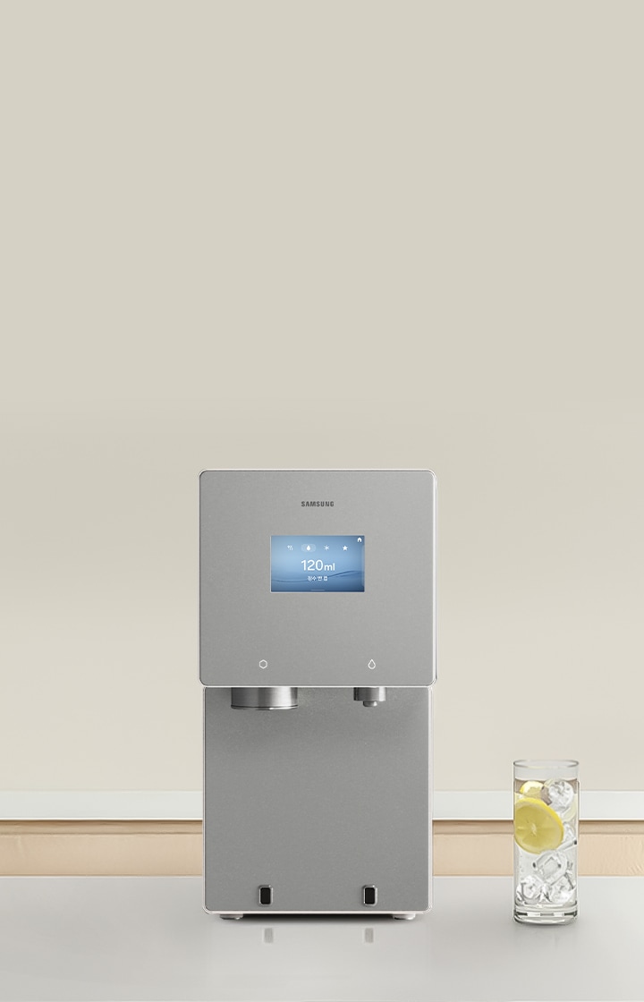 흰색 대리석 위에 회색 Bespoke AI 얼음 정수기와 얼음물이 담긴 물컵이 놓여있는 이미지.  이미지를 클릭하면 정수기 기획전 페이지로 이동합니다.