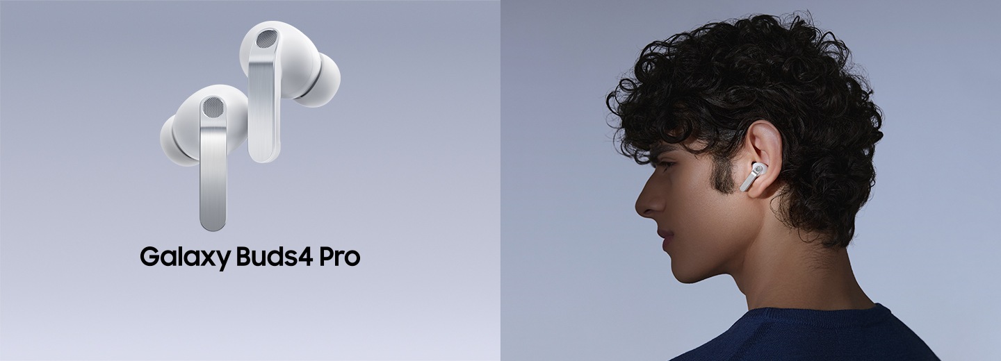 갤럭시 버즈4 프로. 화이트 색상의 갤럭시 버즈4 프로 이어버드가 떠 있으며 하나는 다른 하나보다 높게 떠 있습니다. 한 남자가 화이트 색상의 갤럭시 버즈4 프로를 착용하고 웃고 있습니다.