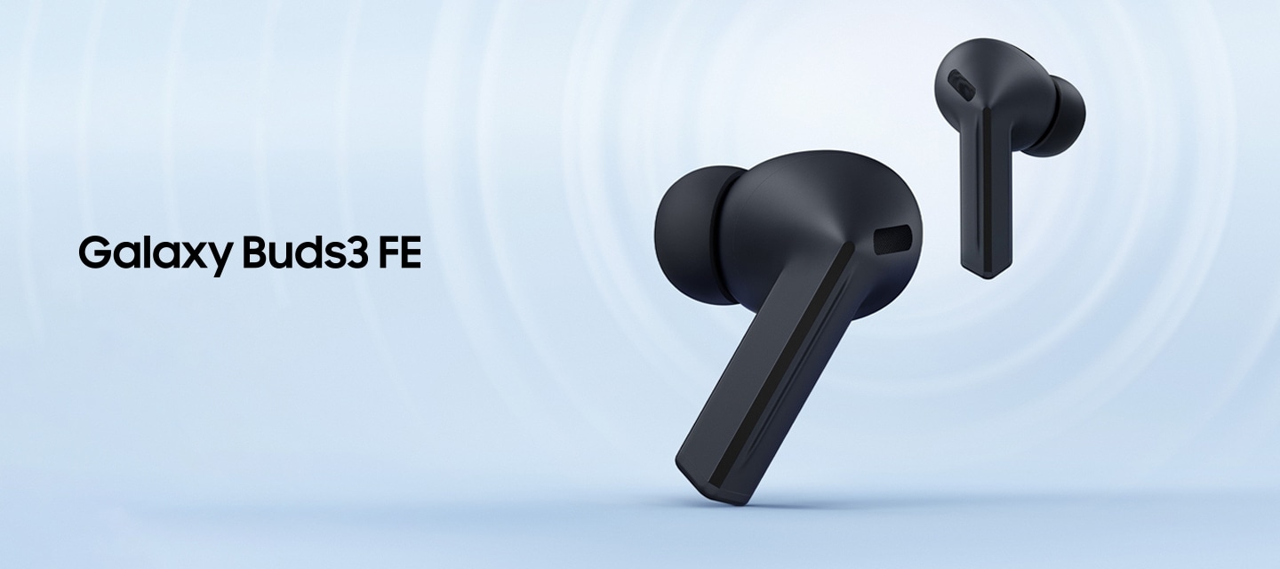 파란색 그라데이션 배경에 블랙 색상의 갤럭시 버즈3 FE 이어버드  두개가 앞뒤로 배치되어 있습니다.  'Galaxy Buds3 FE' 텍스트가 보여집니다.