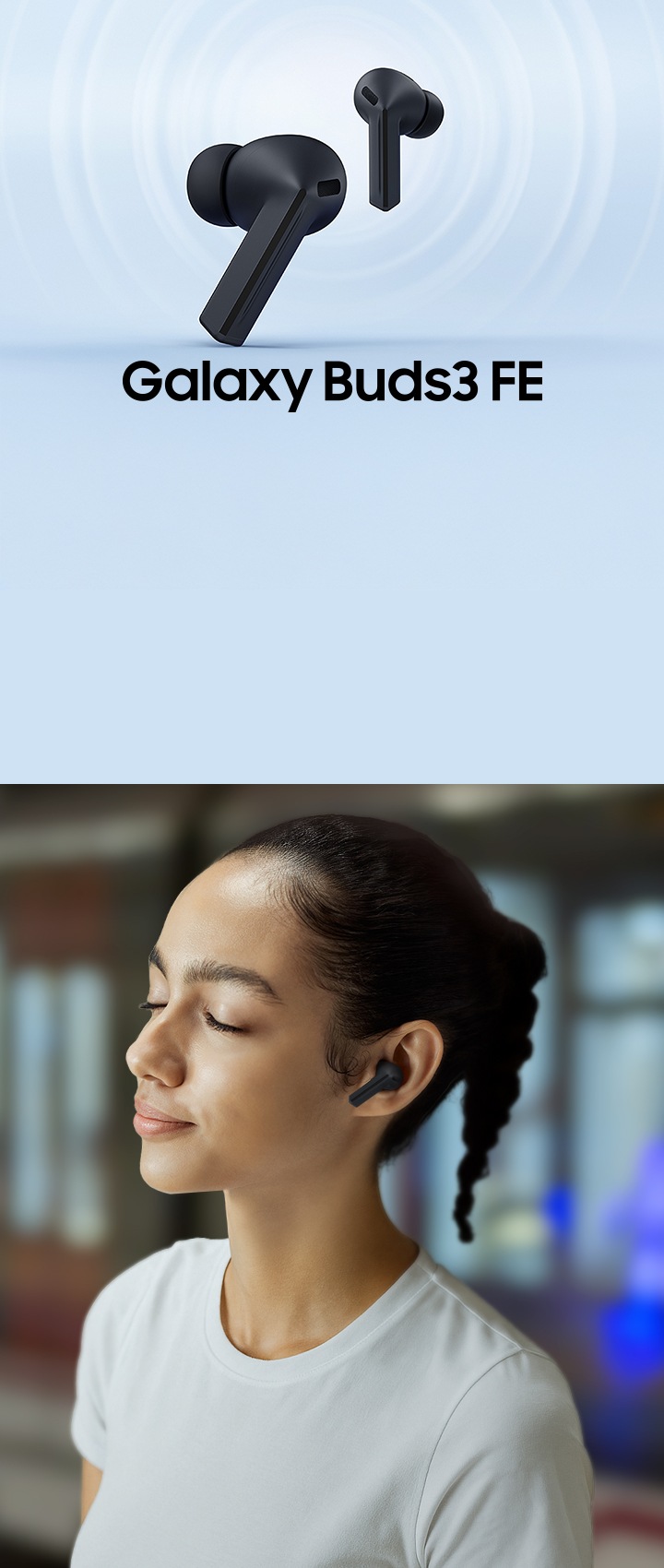 좌측에 블랙 컬러의 버즈3 FE 이어버드 한쌍이 앞뒤로 떠있습니다. 우측 이미지에는 블랙 컬러 버즈3 FE를 낀 여성의 모습이 있습니다.