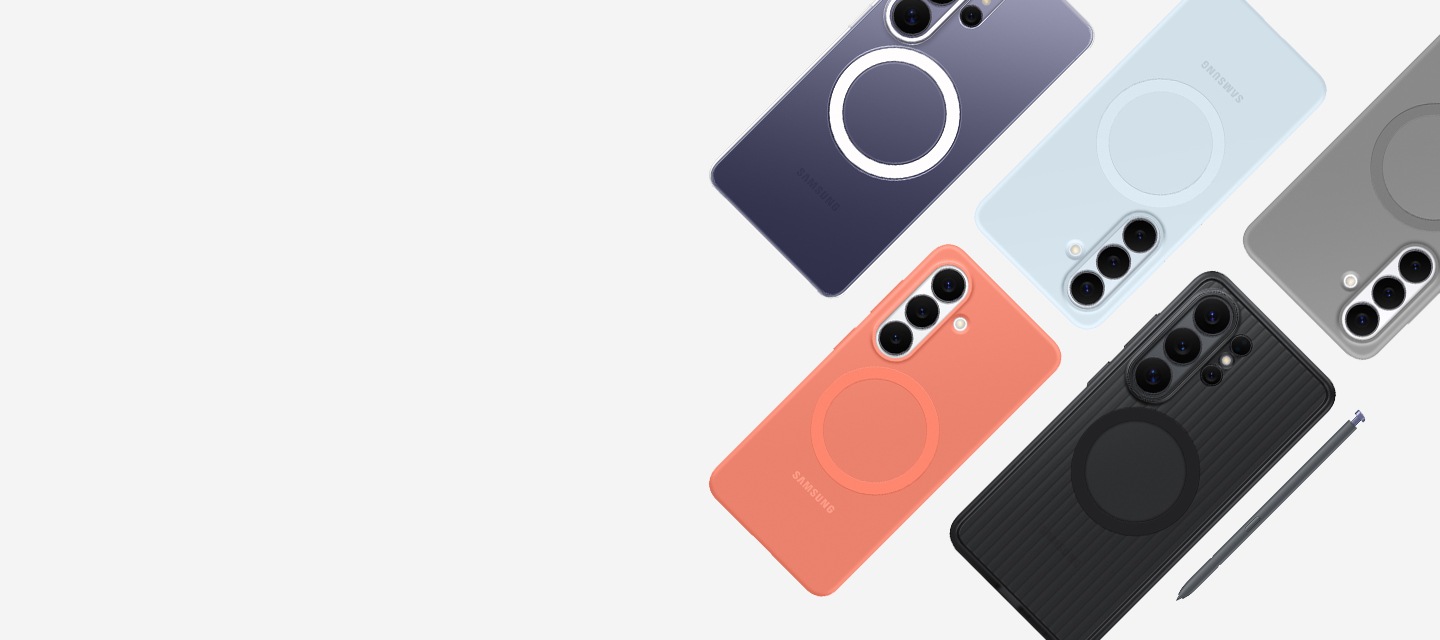 갤럭시 S26 울트라 2대, 갤럭시 S26+ 1대, 갤럭시 S26 2대가 다양한 케이스를 장착하여 나란히 놓여져 있습니다. 갤럭시 S26 울트라 1대에는 클리어 마그넷 케이스가 장착되어 있고, 다른 1대에는 블랙 색상의 러기드 마그넷 케이스가 장착되어 있으며, 그 옆에 S펜이 놓여 있습니다. 갤럭시 S26+에는 그레이 색상의 실리콘 마그넷 케이스가 장착되어 있습니다. 갤럭시 S26에는 라이트 블루의 실리콘 마그넷 케이스가, 다른 갤럭시 S26에는 코럴 레드 색상의 실리콘 마그넷 케이스가 장착되어 있는 모습입니다.