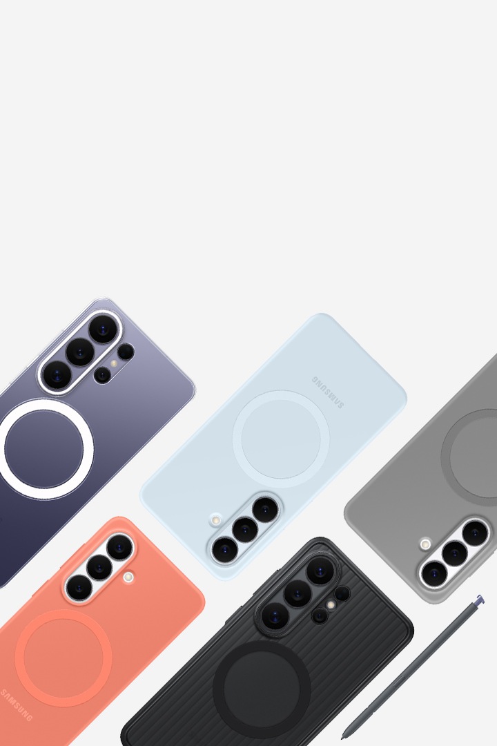 갤럭시 S26 울트라 2대, 갤럭시 S26+ 1대, 갤럭시 S26 2대가 다양한 케이스를 장착하여 나란히 놓여져 있습니다. 갤럭시 S26 울트라 1대에는 클리어 마그넷 케이스가 장착되어 있고, 다른 1대에는 블랙 색상의 러기드 마그넷 케이스가 장착되어 있으며, 그 옆에 S펜이 놓여 있습니다. 갤럭시 S26+에는 그레이 색상의 실리콘 마그넷 케이스가 장착되어 있습니다. 갤럭시 S26에는 라이트 블루의 실리콘 마그넷 케이스가, 다른 갤럭시 S26에는 코럴 레드 색상의 실리콘 마그넷 케이스가 장착되어 있는 모습입니다.