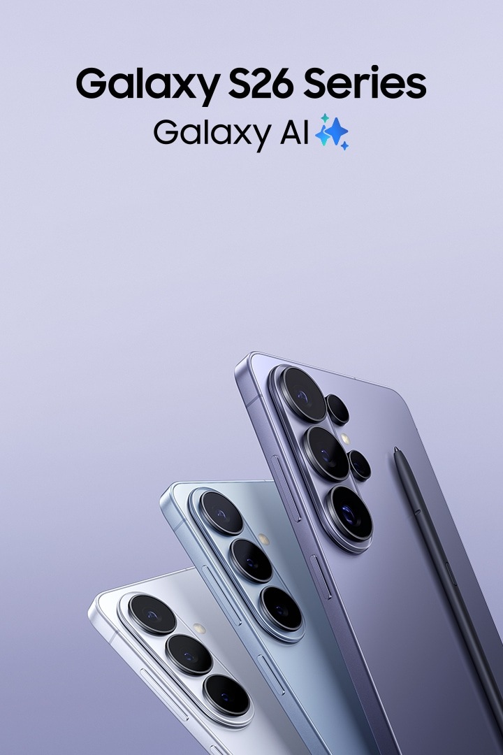 코발트 바이올렛 색상의 갤럭시 S26 울트라가 있습니다. 스카이 블루 색상의 갤럭시 S26 플러스, 화이트 색상의 갤럭시 S26이 모두 뒷면 모습으로 있습니다. 갤럭시 S26 울트라 뒤로 S펜이 가까이 붙어 있습니다.